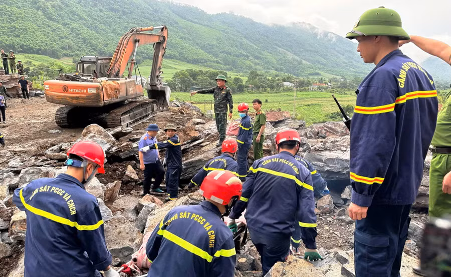Lực lượng chức năng tìm kiếm nạn nhân. Ảnh: CACC