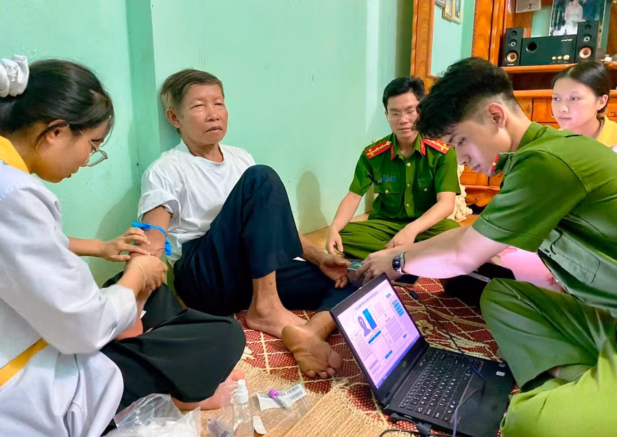 Lực lượng chức năng lấy mẫu giám định ADN để xác định danh tính liệt sĩ. Ảnh: Công an Thanh Hóa.