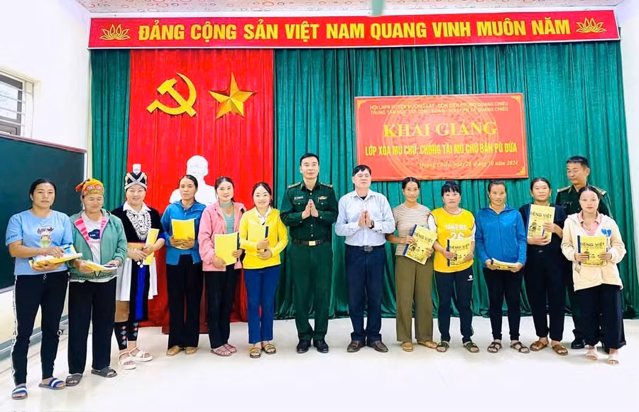 Lễ Bế giảng lớp học xóa mù chữ năm 2025 ở xã Quang Chiểu. Ảnh: Thao Văn Chứ