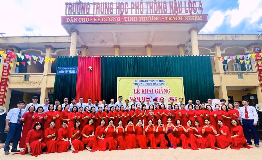 Tập thể cán bộ, giáo viên, nhân viên Trường THPT Hậu Lộc 4 (Thanh Hóa). Ảnh: NTCC