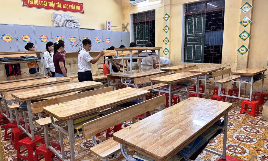 Giáo viên Trường Tiểu học Thiệu Dương, phường Hàm Rồng (Thanh Hóa) kê cao bàn ghế để tránh lũ.