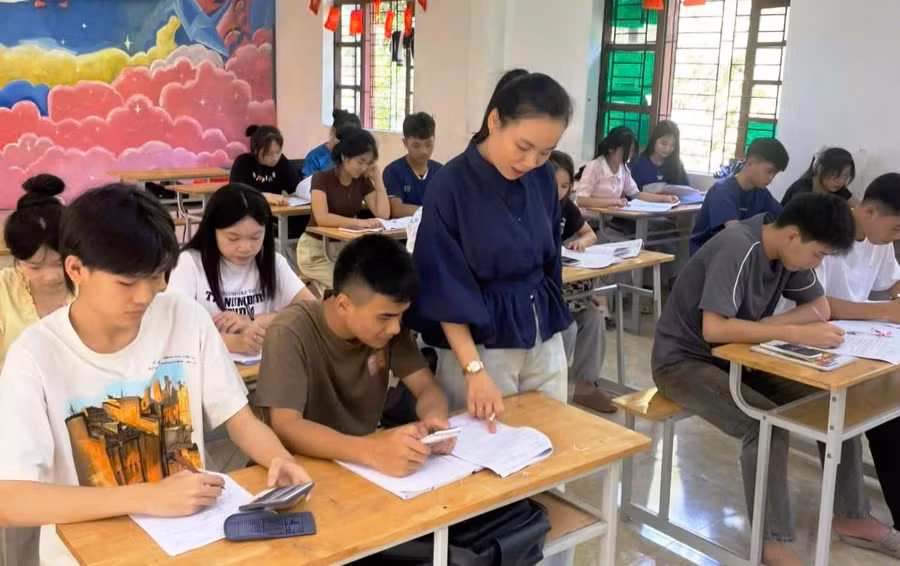 Cô và Trò Trường THPT Quan Hóa (Thanh Hóa) trong giờ ôn thi tại lớp.