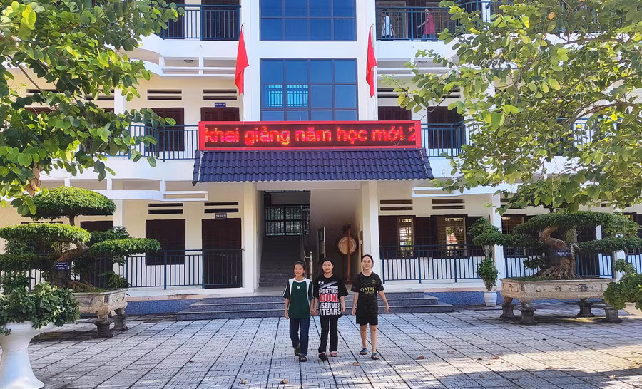 Học sinh Trường Phổ thông dân tộc nội trú - THCS huyện Lang Chánh (Thanh Hóa) đang háo hức chờ ngày Khai giảng năm học mới. (Ảnh: Thế Lượng)