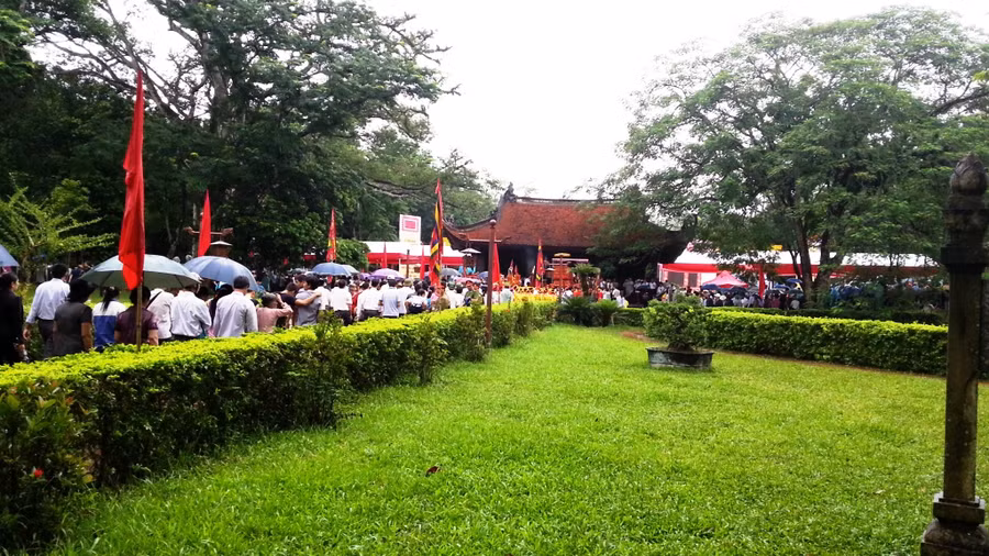 Du khách đến Lam Kinh trong mùa Lễ hội.