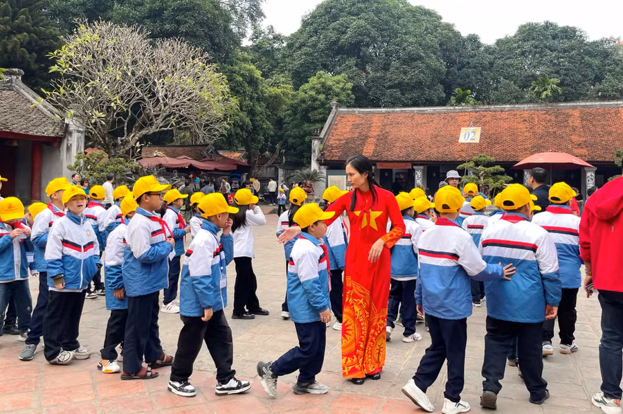 giao-vien-va-hoc-sinh-truong-tieu-hoc-nam-hai-thanh-pho-hai-phong-chuan-bi-lam-le-dang-huong-tai-van-mieu-quoc-tu-giam.jpg
