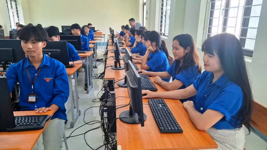 Giờ học môn Tin học ở Trường THPT Mường Lát (Thanh Hóa).