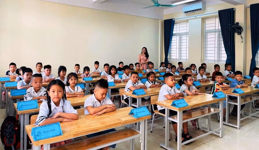 Cô và trò Trường TH-THCS&THPT Hồng Đức (thuộc Trường Đại học Hồng Đức - Thanh Hóa).
