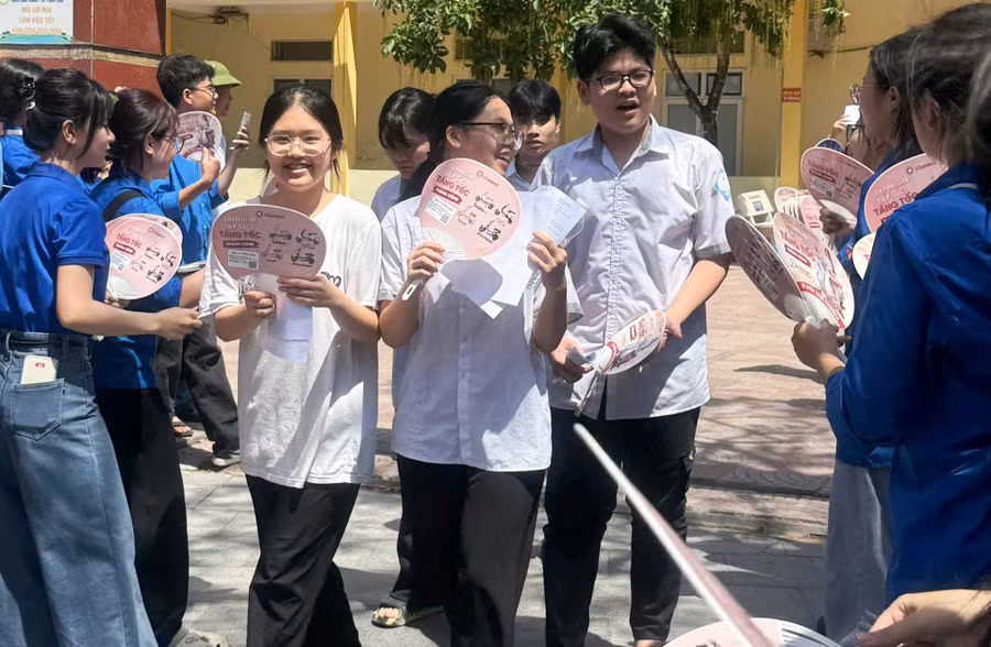 Thí sinh phấn khởi sau khi kết thúc buổi thi môn Ngữ văn. Ảnh: Nguyễn Thùy