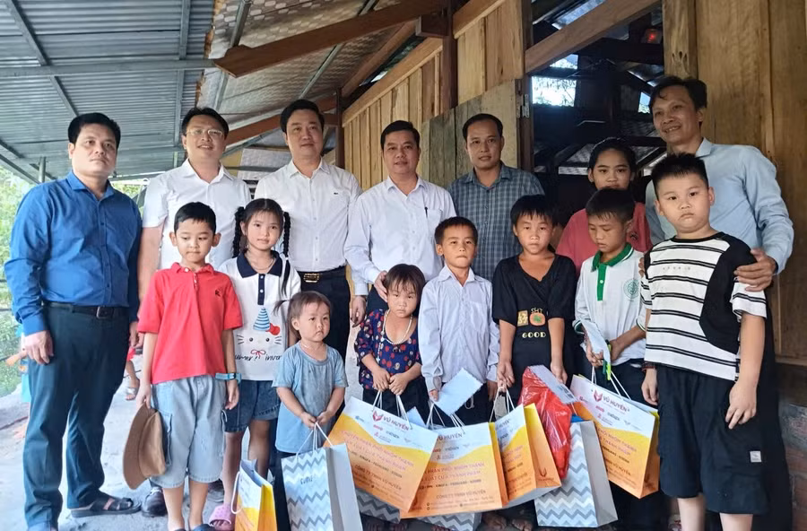 Đoàn công tác Sở GD&ĐT Thanh Hóa tặng quà những cháu nhỏ ở bản Cánh Cộng.