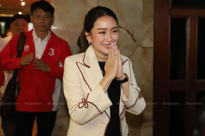 Hinh-anh-con-gai-ong-Thaksin-tro-thanh-thu-tuong-tre-nhat-Thai-Lan-7.jpg