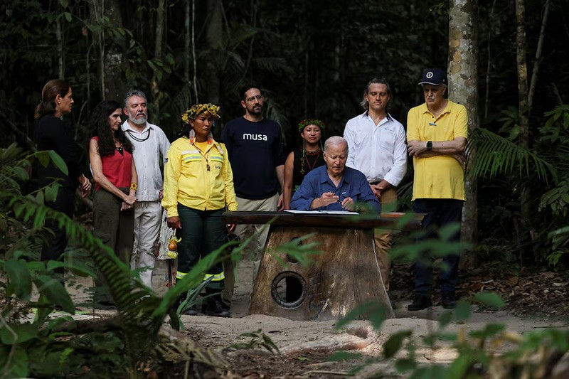 us-president-joe-biden-visits-amazon-rainforest-02.jpg