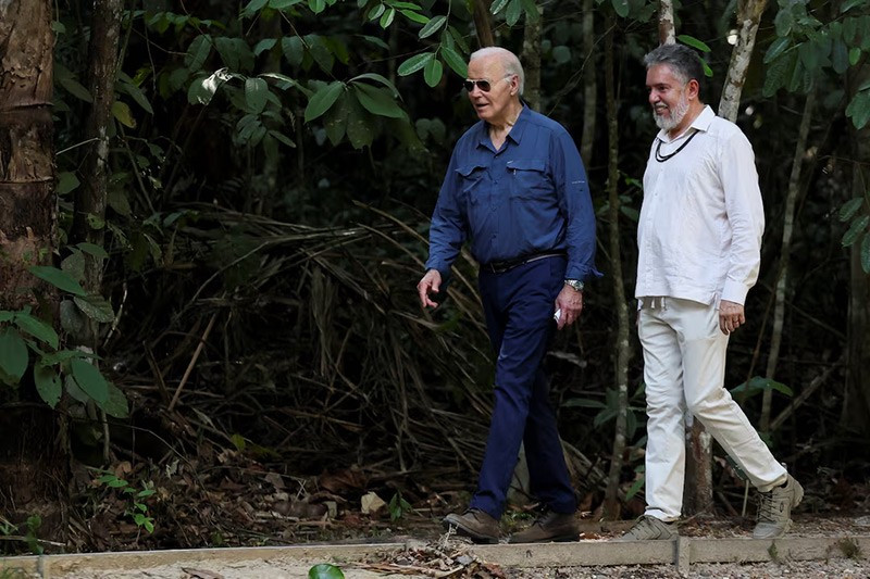 us-president-joe-biden-visits-amazon-rainforest-05.jpg