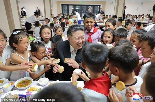 Chum-anh-ong-Kim-Jong-Un-phat-banh-cho-tre-em-so-tan-sau-lu-lut-tan-khoc-1.jpg