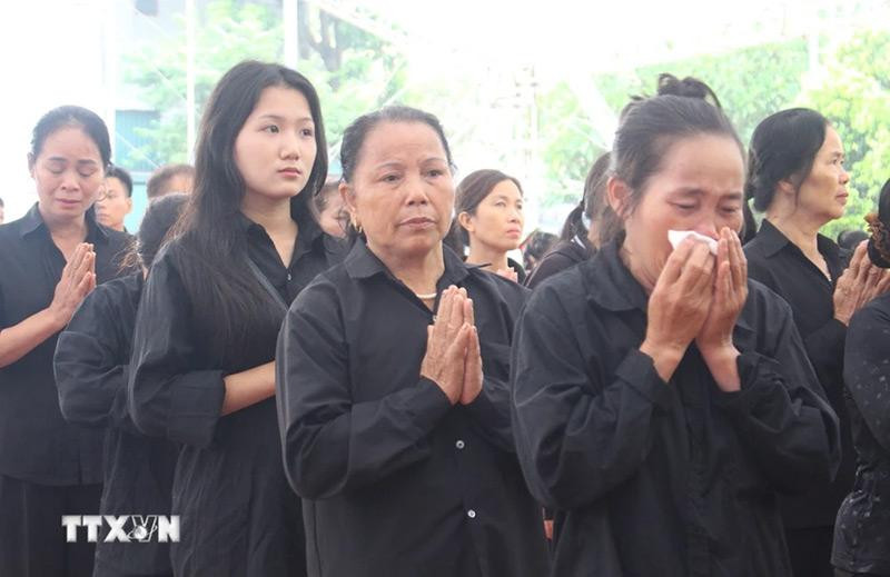 nguoi-dan-trao-dang-nuoc-mat-tien-dua-tong-bi-thu-nguyen-phu-trong-07.jpg