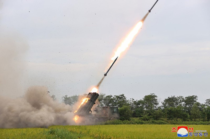 North-Korean-leader-Kim-Jong-Un-oversees-test-firing-240mm-MLRS-03.jpg