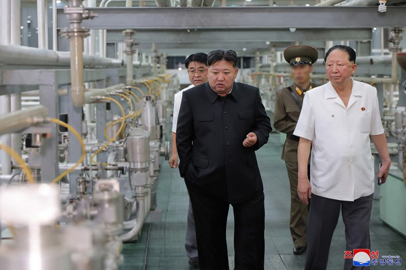 ong-kim-jong-un-thi-sat-vien-nghien-cuu-hat-nhan-01.jpg