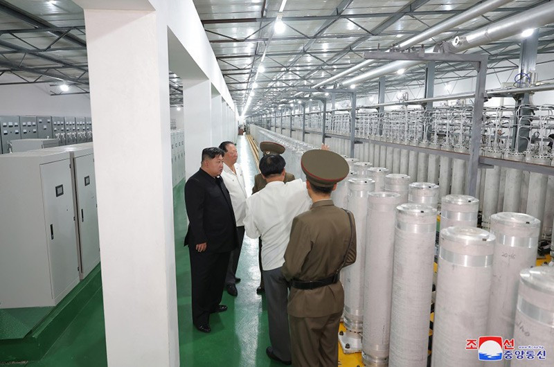 ong-kim-jong-un-thi-sat-vien-nghien-cuu-hat-nhan-05.jpg