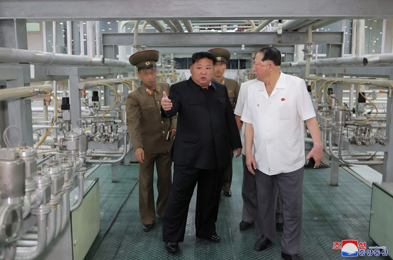 ong-kim-jong-un-thi-sat-vien-nghien-cuu-hat-nhan-02.jpg