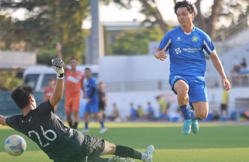 Công Phượng trở lại thi đấu sau thời gian dài điều trị chấn thương.