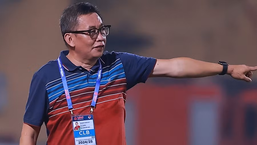 HLV Bình Định bức xúc về trọng tài và VAR ở trận thua Hà Nội.