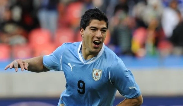 Luis Suarez từ giã tuyển quốc gia sau 17 năm gắn bó.