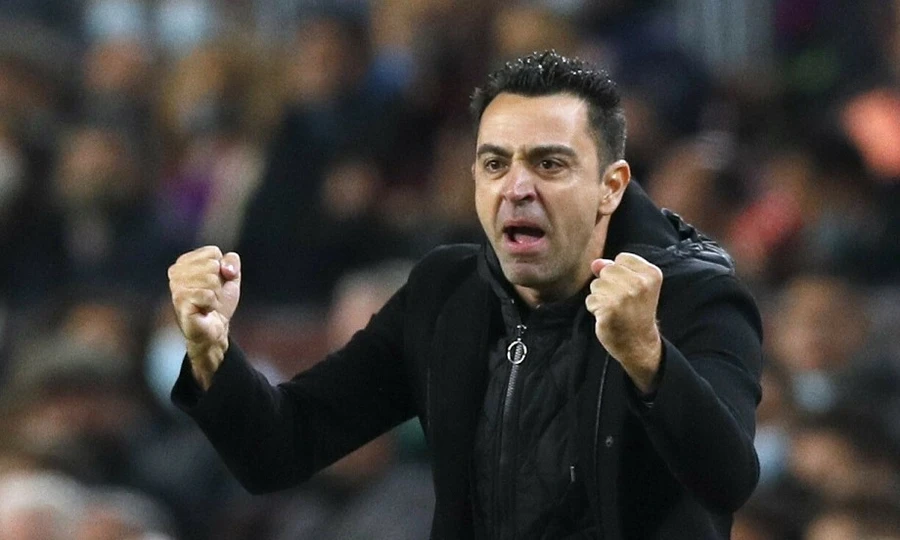 Xavi có cơ hội dẫn dắt Man United thay HLV Amorim.