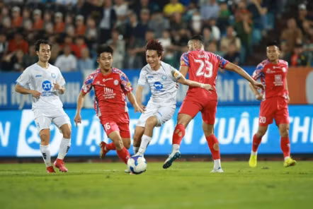 Nam Định bất phân thắng bại TPHCM ở vòng 18 V-League.