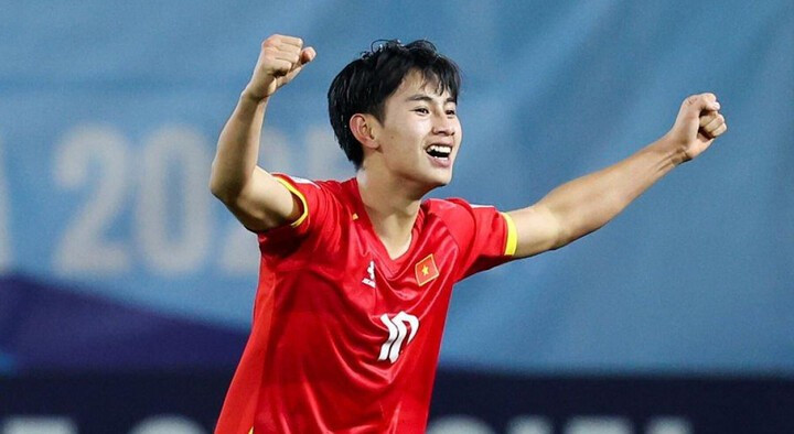 Trần Gia Bảo quyết tâm cùng tuyển Việt Nam đánh bại U17 UAE.