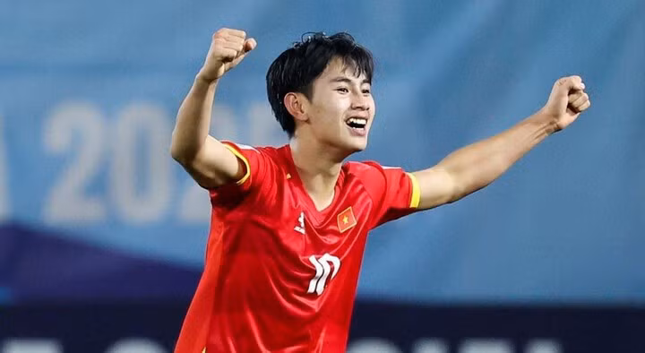 Trần Gia Bảo quyết tâm cùng tuyển Việt Nam đánh bại U17 UAE.