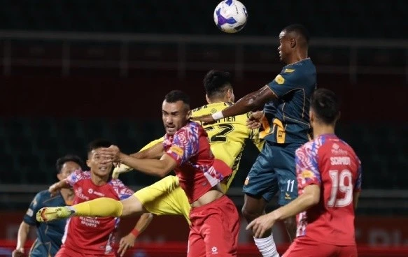 Hoàng Anh Gia Lai thua sốc CLB TPHCM ở vòng 15 V-League.