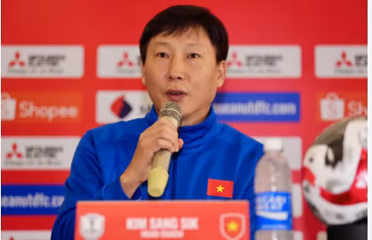 HLV Kim Sang-sik hài lòng về trận thắng Thái Lan.