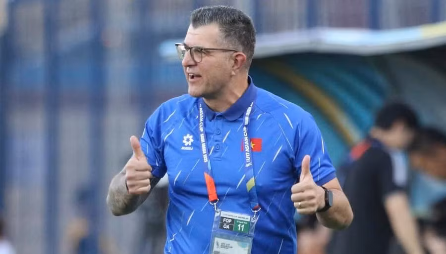 HLV C. Roland tiếc nuối khi U17 Việt Nam lỡ hẹn World Cup.