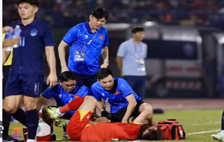 Hoàng Đức gặp chấn thương ở trận đấu với Campuchia.