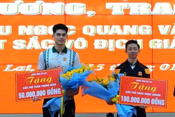 2 cầu thủ Hoàng Anh Gia Lai nhận thưởng sau ngôi vô địch AFF Cup 2024.