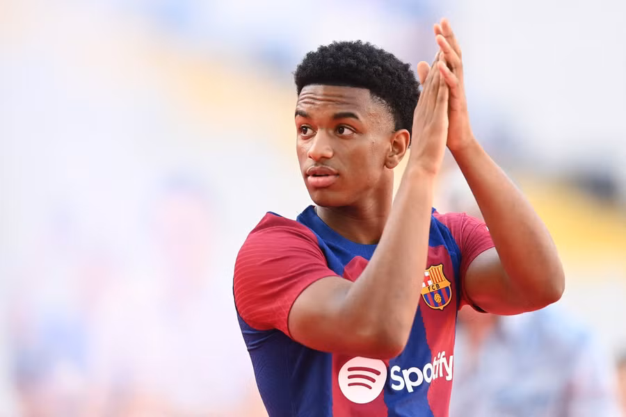 Alejandro Balde gặp khó trong việc gia nhập Man United.