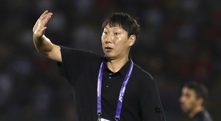 HLV Kim Sang Sik dẫn dắt tuyển "Các ngôi sao Đông Nam Á" đấu Man United.