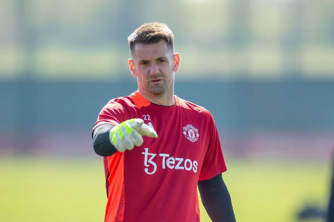 Tom Heaton gia hạn một năm với Man United.