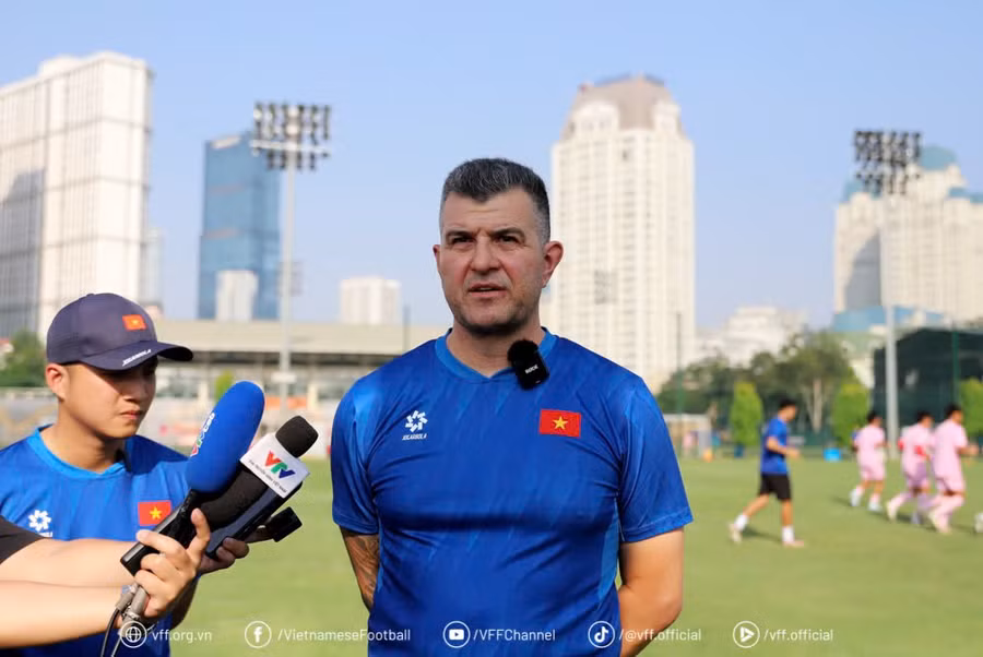 HLV C.Roland dẫn dắt U16 Việt Nam dự Giải U16 Quốc tế.