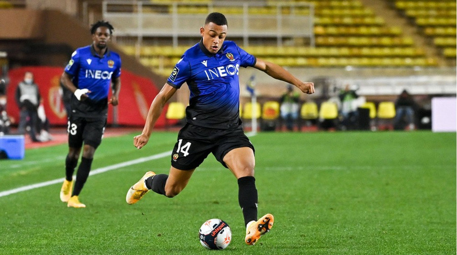 Dan Ndoye của Bologna sáng cửa gia nhập Man United.