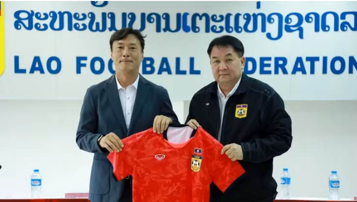 HLV Ha Hyeok-jun ký hợp đồng dẫn dắt tuyển Lào.