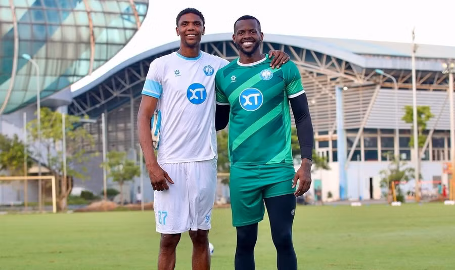 Tiền đạo Kyle Hudlin (trái) và thủ môn Caique Luiz Santos sở hữu chiều cao ấn tượng. Ảnh: CLB Thép Xanh Nam Định.