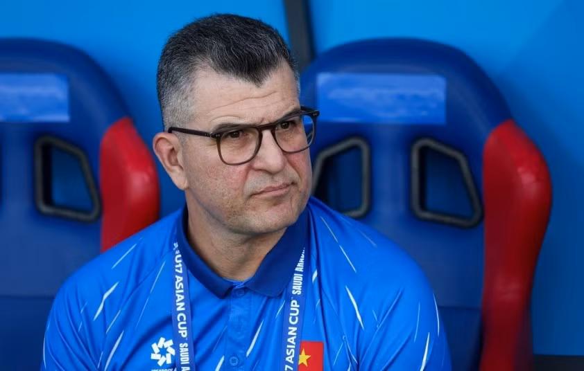 HLV Roland dẫn dắt U17 Hà Nội sau khi chia tay U17 Việt Nam.