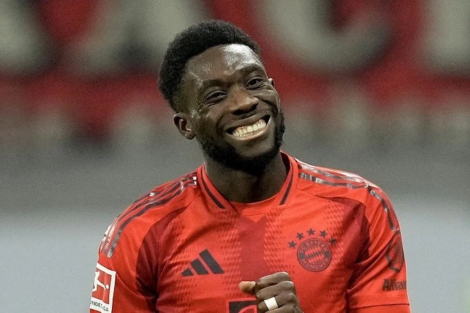 Alphonso Davies lọt tầm ngắm của Man United.