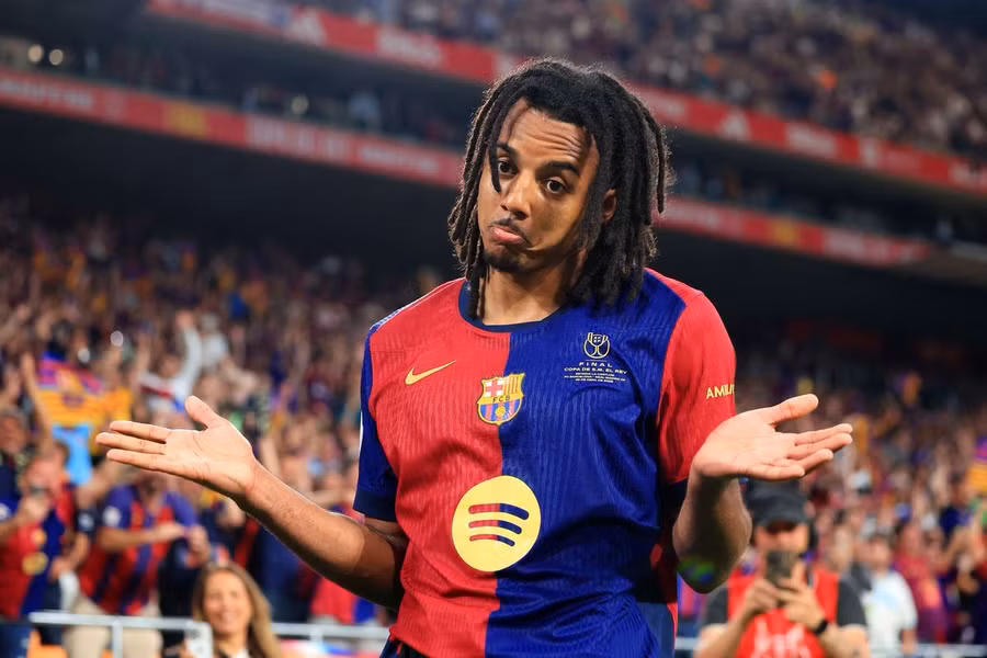  Jules Kounde của Barcelona được câu lạc bộ Al Nassr quan tâm.