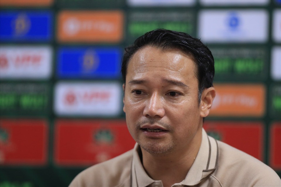 HLV Vũ Hồng Việt thất vọng với trận thua Sanfrecce Hiroshima.