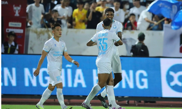 Tiền đạo Kyle Hudlin ghi 2 bàn trong trận ra mắt Nam Định FC.