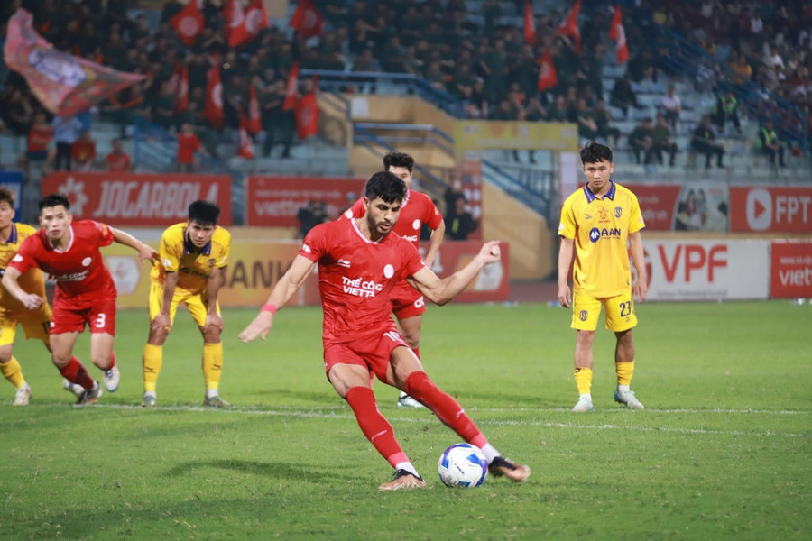 Sông Lam Nghệ An để thua Viettel ở vòng 20 V-League trên SVĐ Hàng Đẫy.