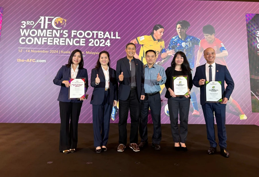 Các đại diện của bóng đá Việt Nam tham dự Hội nghị Bóng đá nữ AFC 2024. Ảnh: VFF.