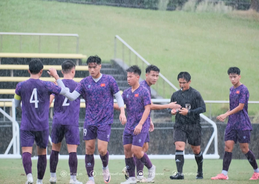 U17 Việt Nam thắng Đại học Shizuoka FC 7-0 trong chuyến tập huấn tại Nhật Bản.