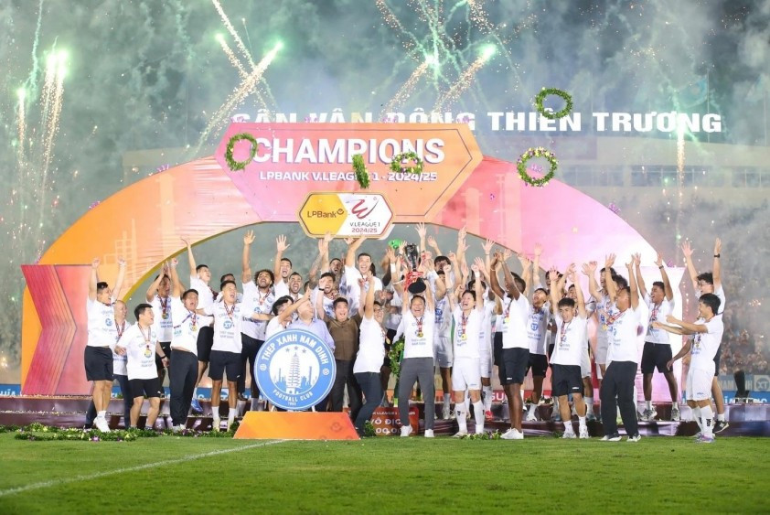 CLB Thép xanh Nam Định vô địch V-League 2024/25.